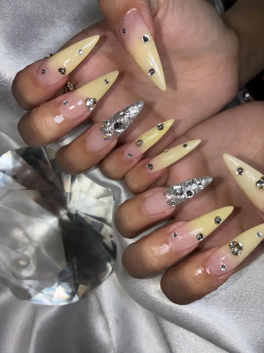 ミディアム イエローカラー ハンドネイル YOKOSUKA NAILS💅🩶のネイルデザイン