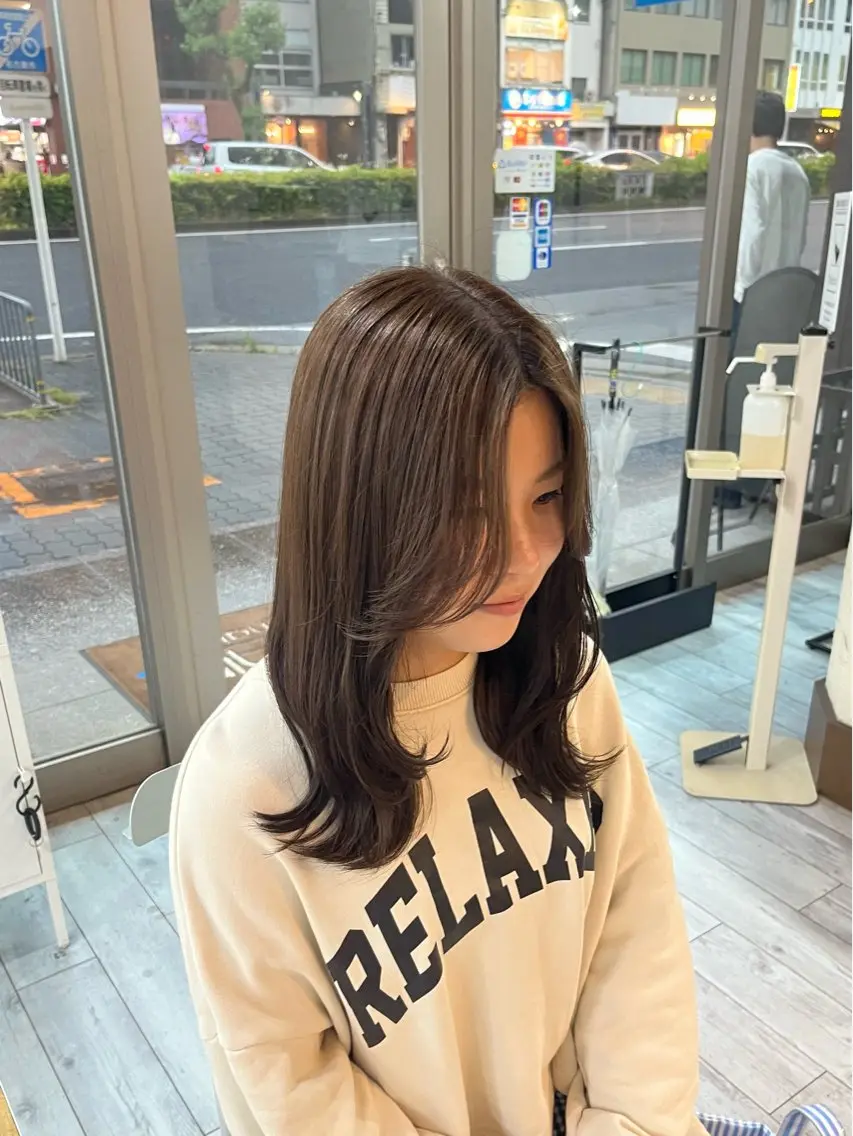 セミロング カラー ベージュカラー ブリーチ ブリーチなしカラー オリーブベージュ カット ヘアカラー トリートメント 村田梨乃/ minim hairのヘアスタイル