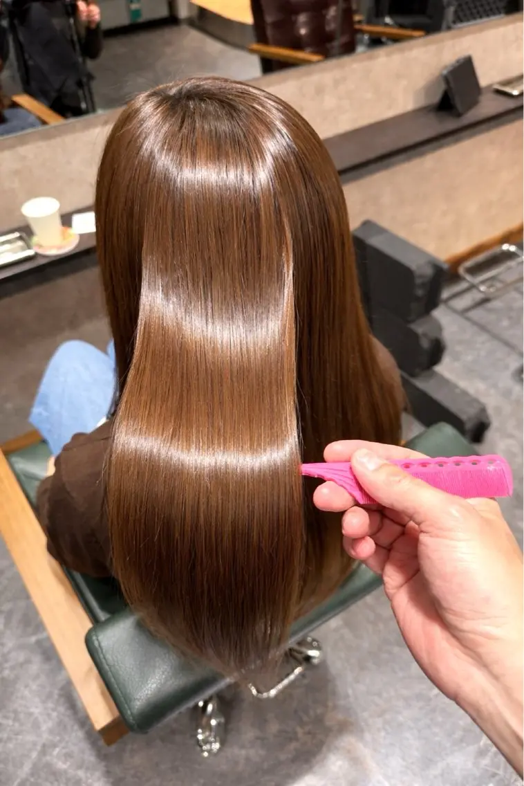 セミロング 顔周りカット ハイライト 髪質改善 韓国風ヘア レイヤーカット カット 縮毛矯正 トリートメント ravens デザインカラーのヘアスタイル