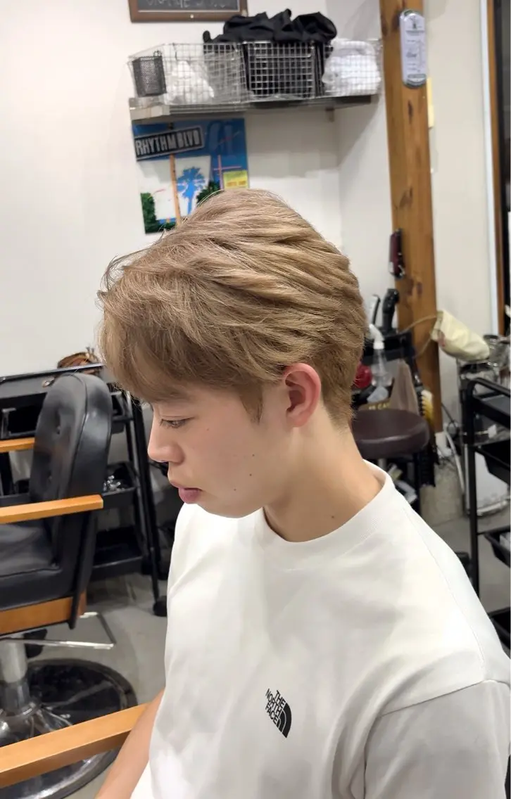 カラー メンズ まろやかなベージュ 小池春樹のヘアスタイル