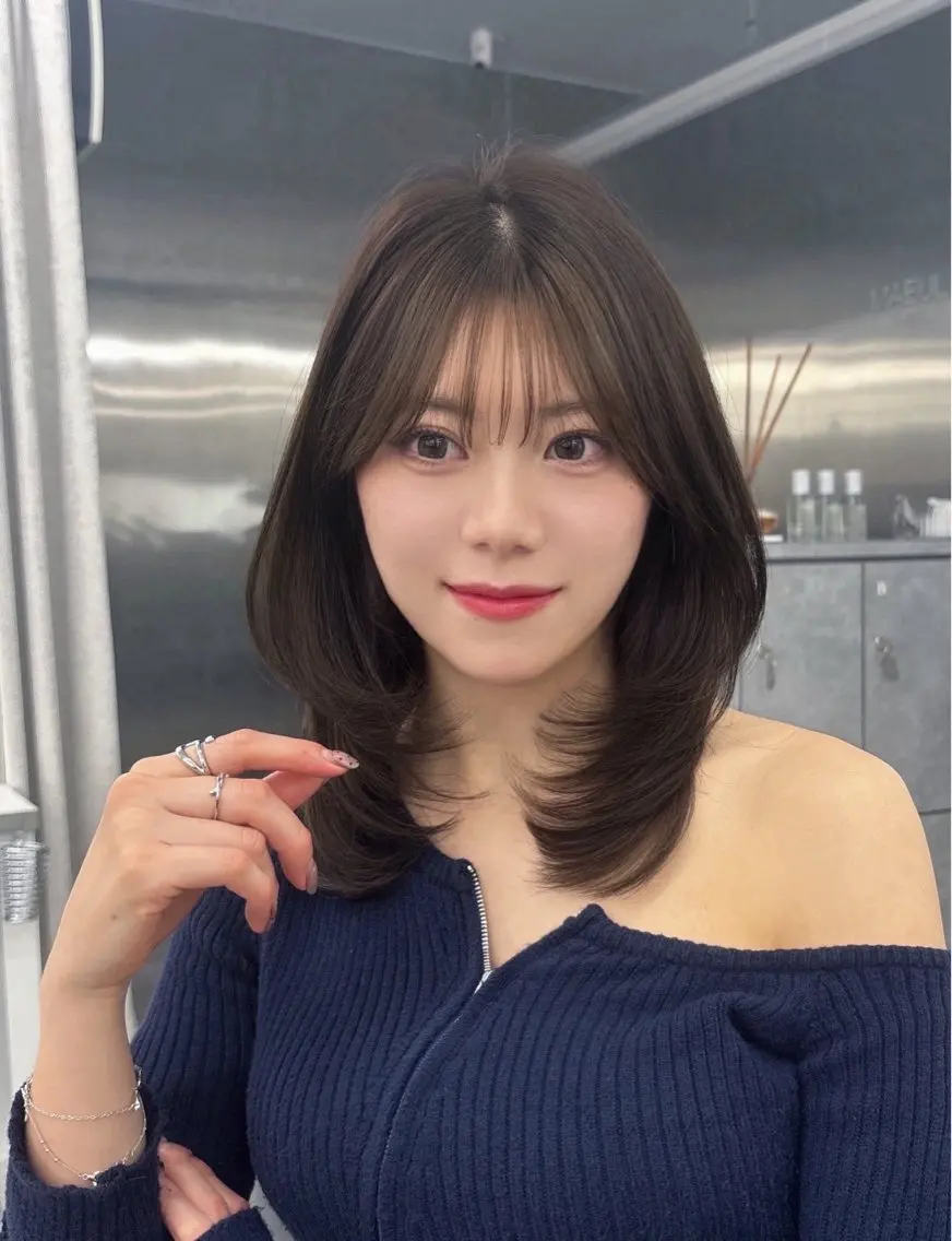 ミディアム 栄/レイヤー/ 津野 こころのヘアスタイル