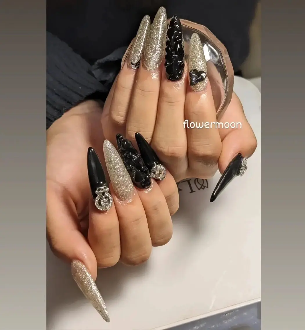 ネイル ロングネイル ハンドネイル ハンドケア フラワー ムーンのネイルデザイン