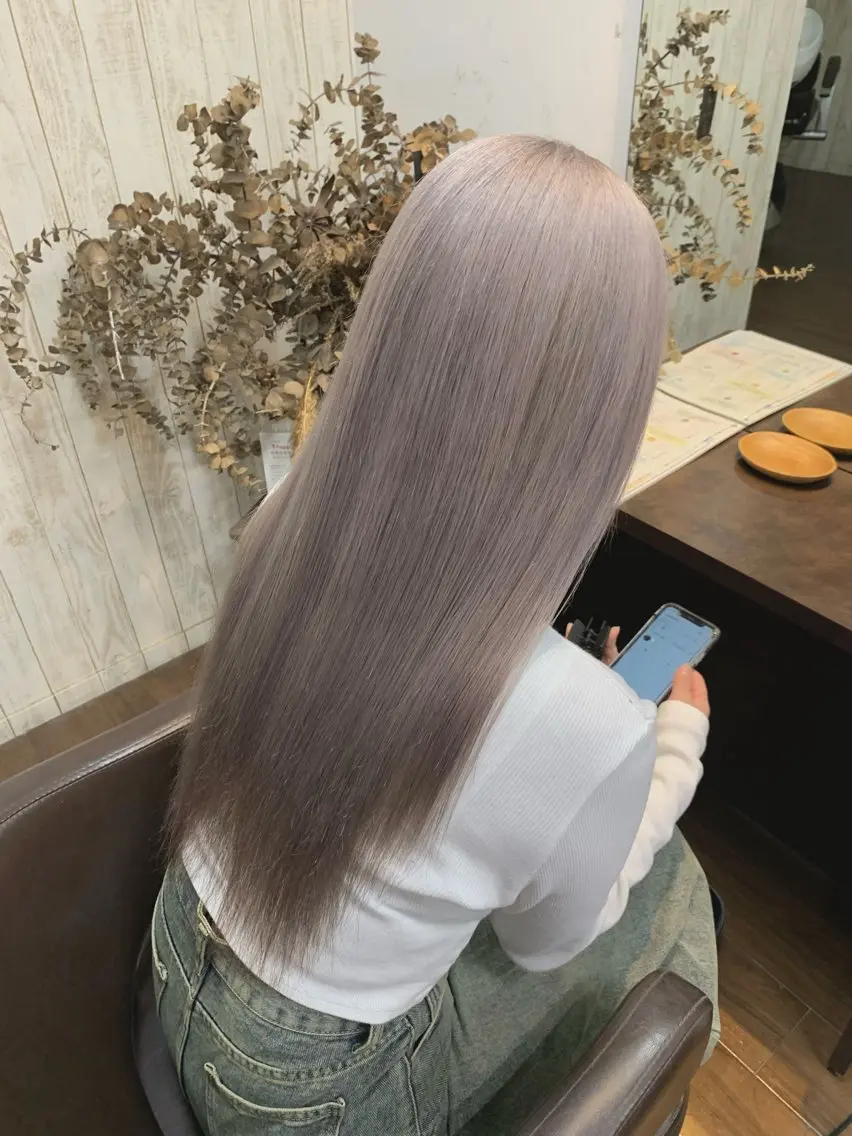 ロング カラー ハイトーンカラー シルバー ヘアカラー トリートメント 小笠原 菜緒のヘアスタイル