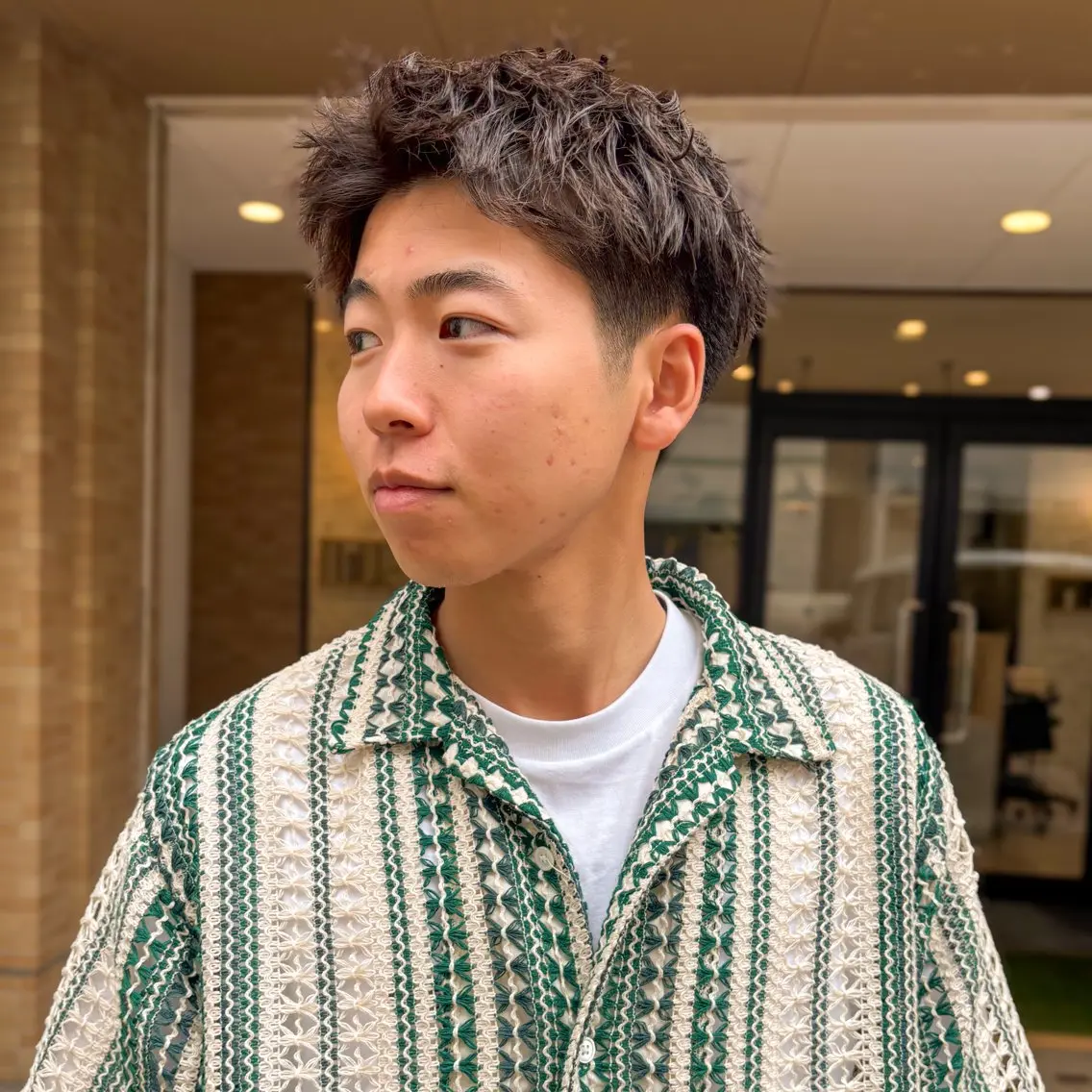 メンズ フェードカット フェザーパーマ メンズハイトーン メンズパーマ メンズショート カット 【メンズ 特化】村斎　伶次のヘアスタイル