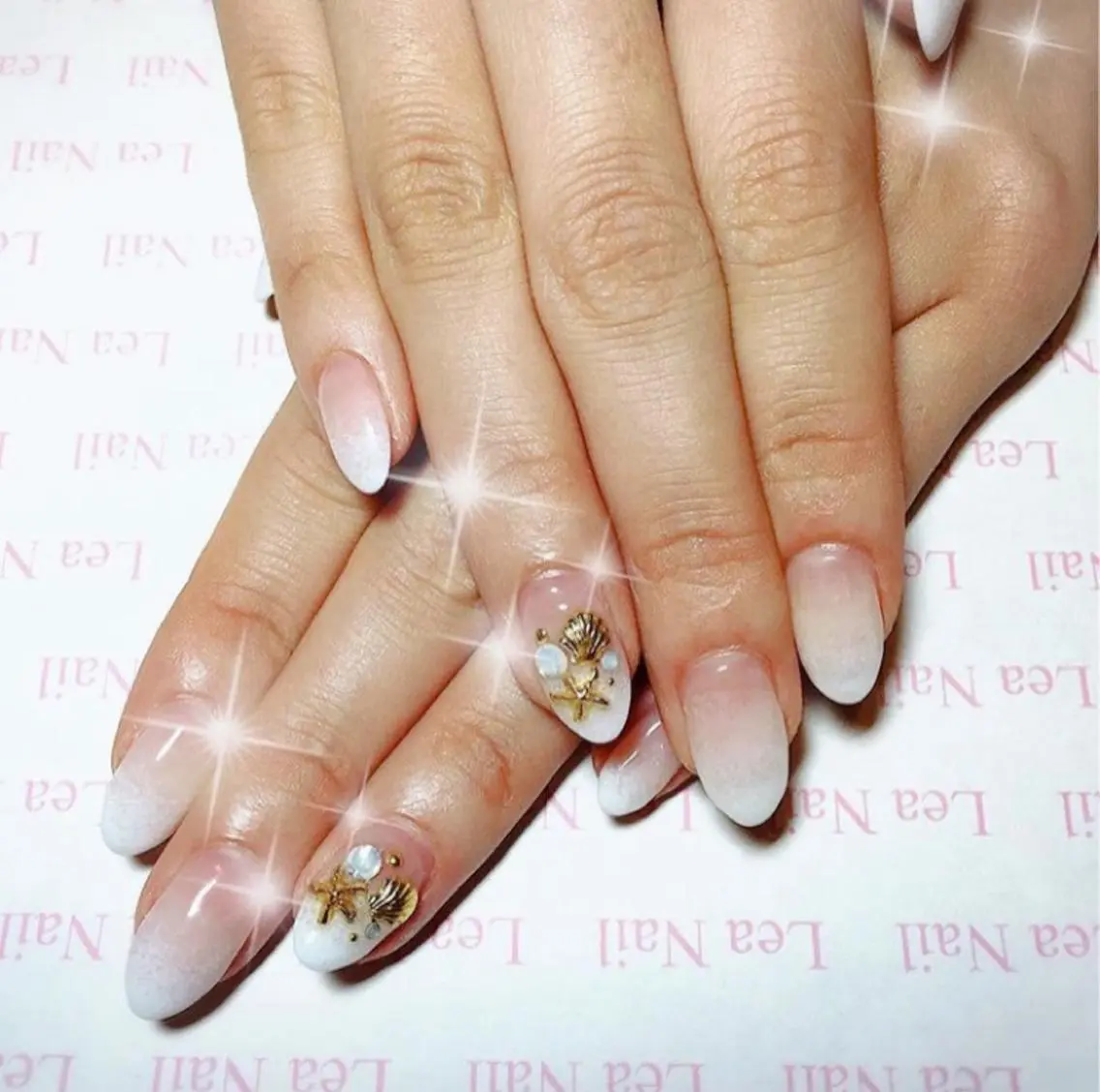 ネイル グラデーション ホワイト Lea Nailのネイルデザイン