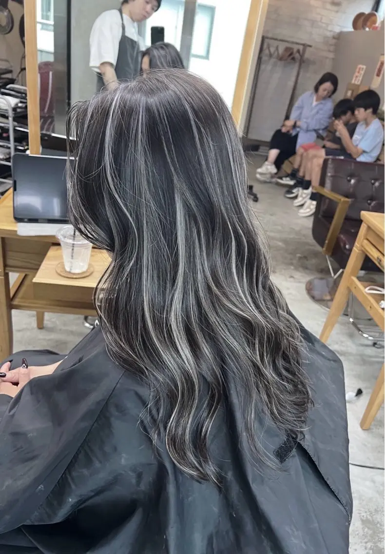 ロング カラー ダークグレー ダークグレージュ グレージュ ハイライトカラー ハイライト ヘアカラー トリートメント 指名数No.1 /NAOYAのヘアスタイル