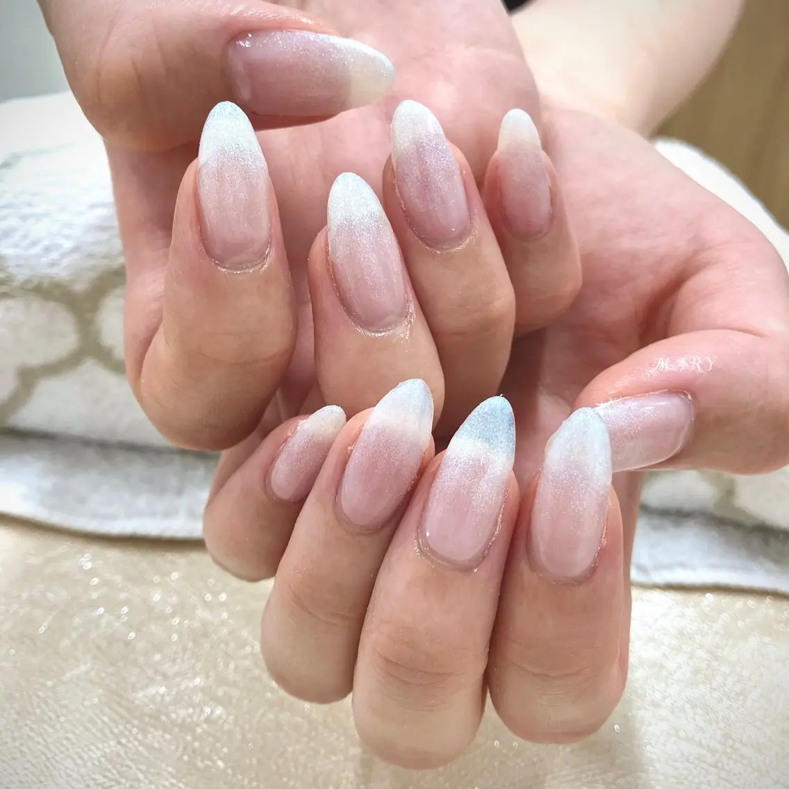 ネイル グラデーション ニュアンスネイル シンプルネイル ブライダルネイル ホワイト ハンドネイル Mary nail .narumiのネイルデザイン