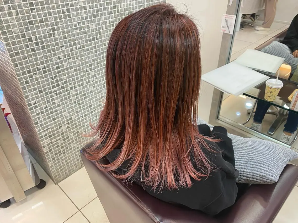 セミロング カラー アッシュ バレイヤージュ ピンクカラー ピンクアッシュ レイヤーカット カット ヘアカラー トリートメント 鈴木 翔梧のヘアスタイル