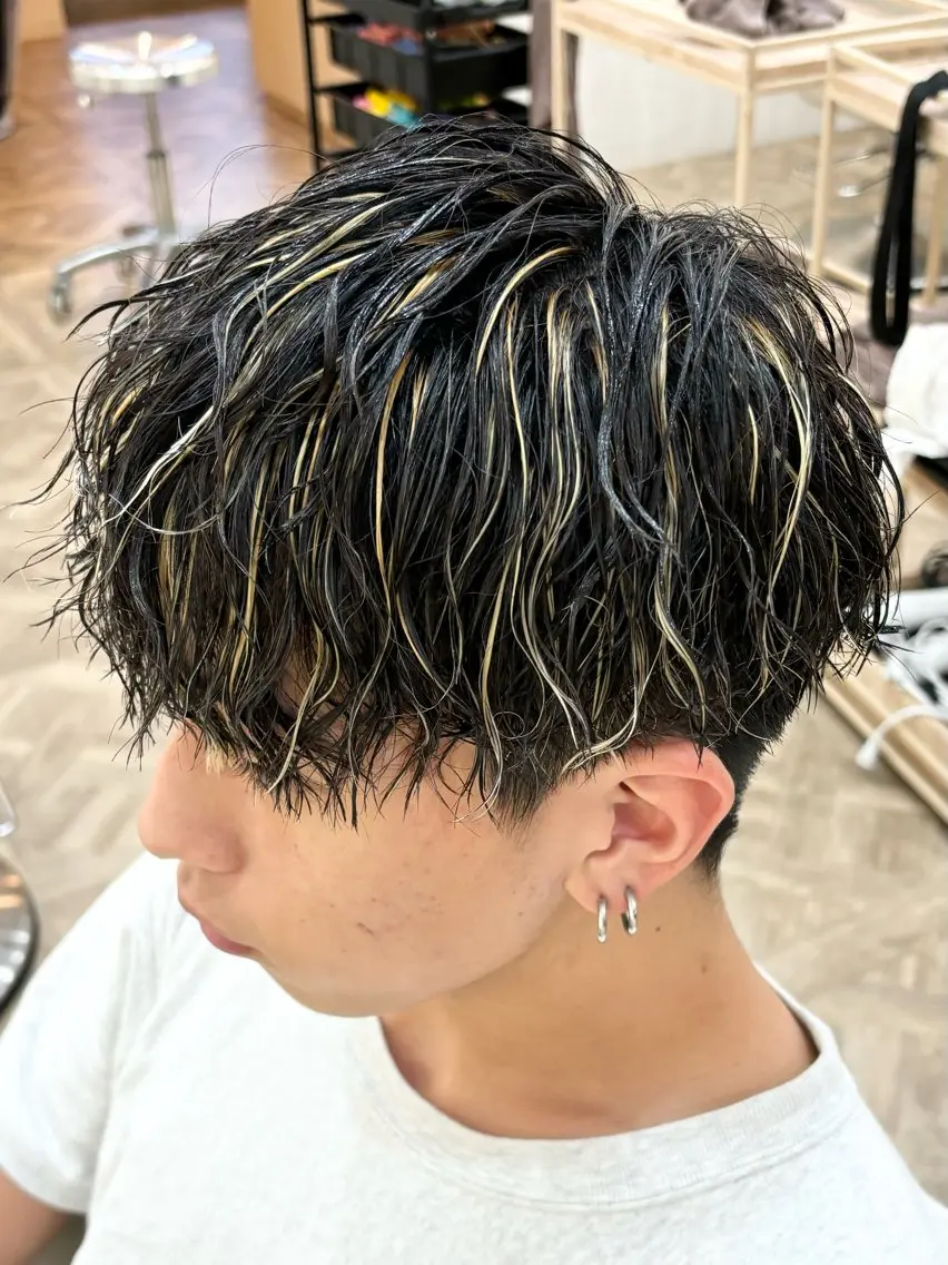 【ご新規様メンズ限定】🔴この時期特におすすめ🔴✨骨格矯正カット+ケアパーマ+メンズメッシュハイライト✨の写真