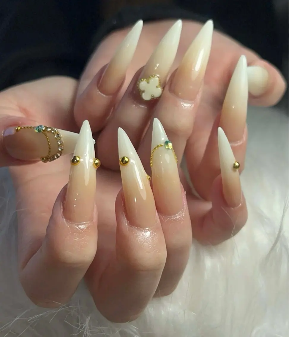 ネイル オーロラネイル クリアネイル フラッシュネイル ジェルネイル グラデーション ハンドネイル ZUZU AMEE NAILのネイルデザイン