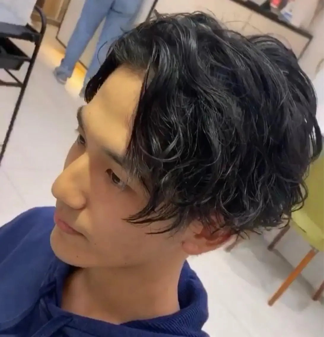 メンズ センターパート メンズパーマ 三矢 ちなつのヘアスタイル