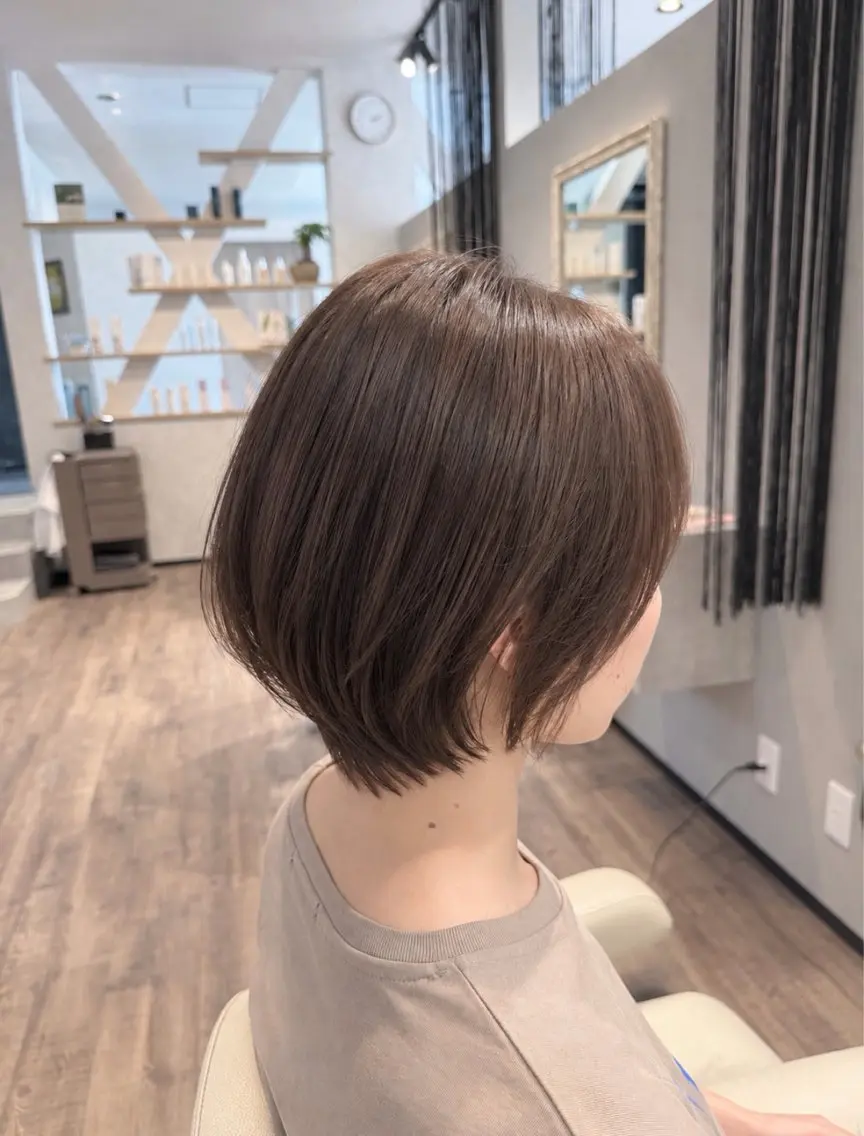 ショート ミルクティーブラウン ショートヘア カット ヘアカラー トリートメント 艶髪カラー/髪質改善 細貝 舞利のヘアスタイル