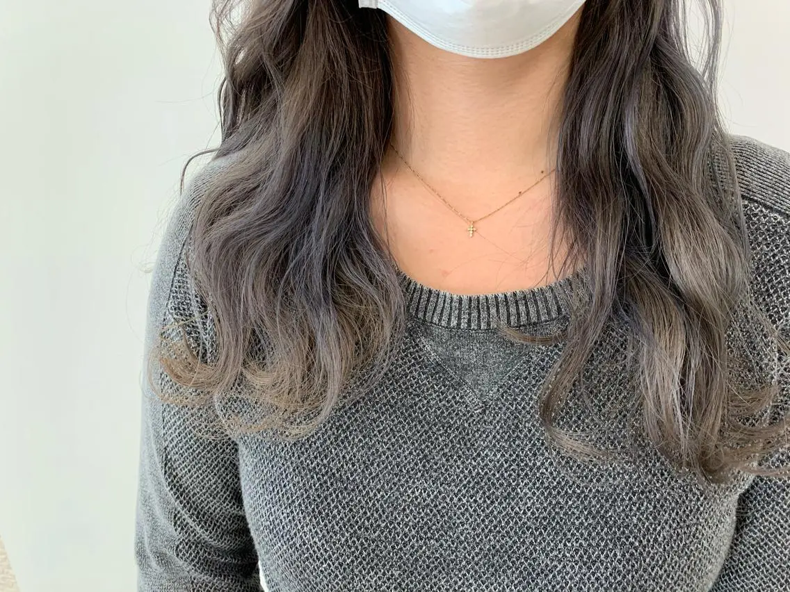 ロング カラー シルバー ヘアカラー ヘッドスパ 顔まわりカット✄ ベージュカラー🧸のヘアスタイル