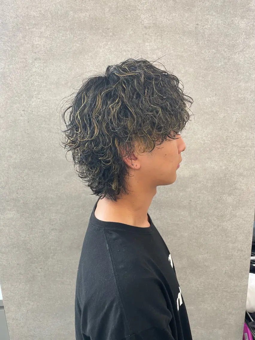ショート カラー パーマ ヘアアレンジ メンズ キッズ センターパート メンズハイライト メンズハイトーン マッシュウルフ マッシュ カット パーマ トリートメント ヘッドスパ ヘアセット スパイキー/フェザー /波巻き/かいとのヘアスタイル