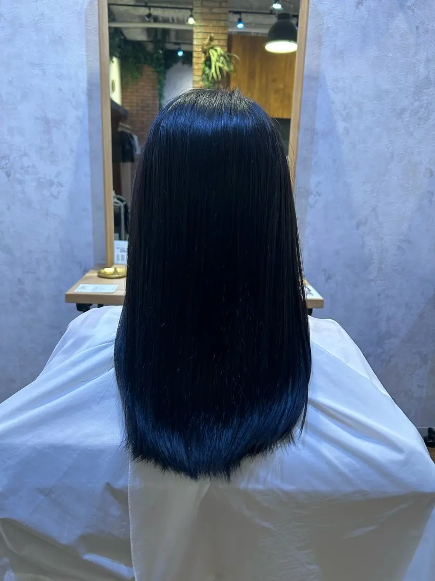 ミディアム カラー 黒髪 ブリーチ ブルーカラー ブルーブラック 透明感カラー 尾崎 恭子のヘアスタイル