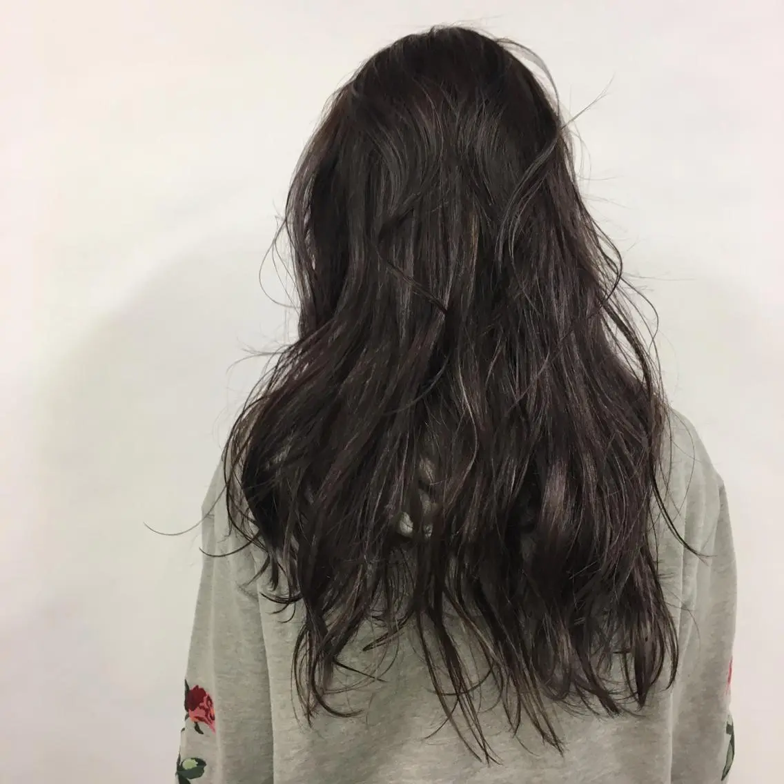 セミロング カラー アッシュ ブリーチ 透明感カラー ハイライトカラー バイオレットカラー のばた ちかのヘアスタイル