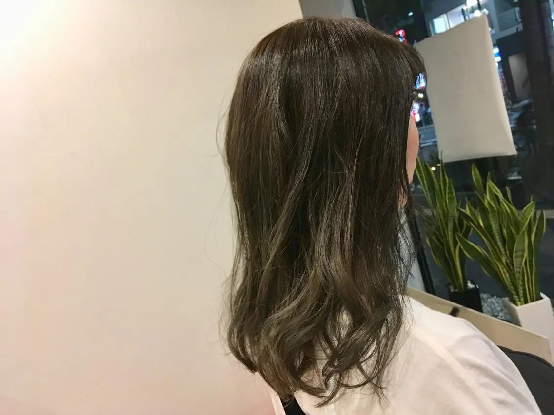 ロング カラー グレージュ オリーブグレージュ オリーブグレー コンドウ サラのヘアスタイル