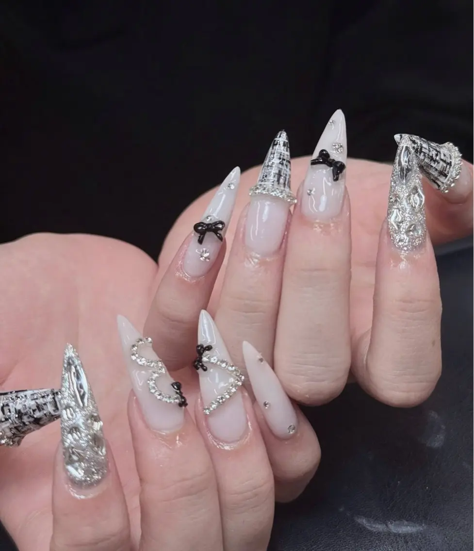 ネイル ロングネイル 持ち込み リボン シルバー ツイードネイル Iconic Nailのネイルデザイン