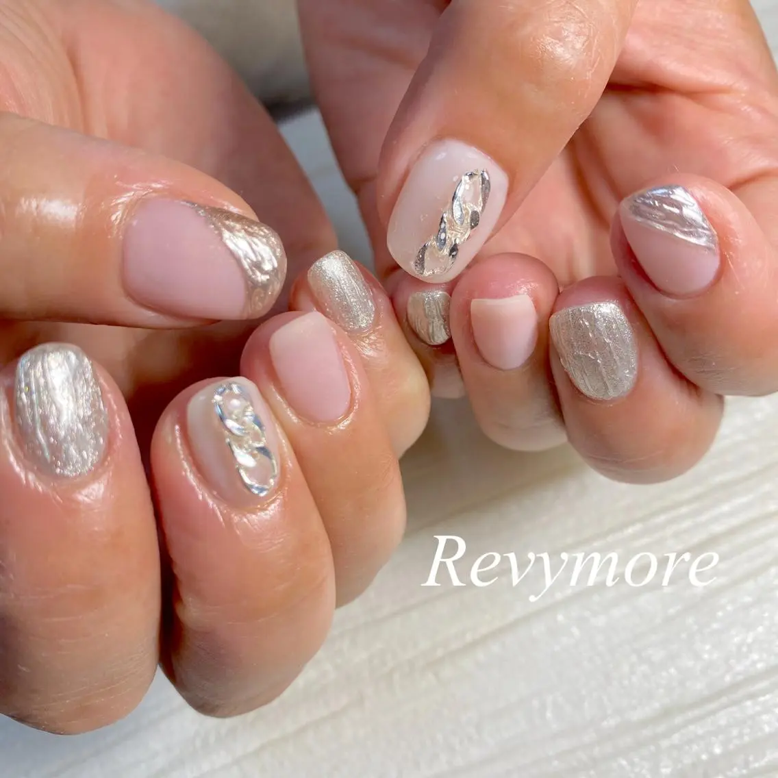 ミディアム ネイル 韓国風ヘア ジェルネイル キラキラネイル 韓国ネイル ニュアンスネイル nail salon Revymoreのネイルデザイン