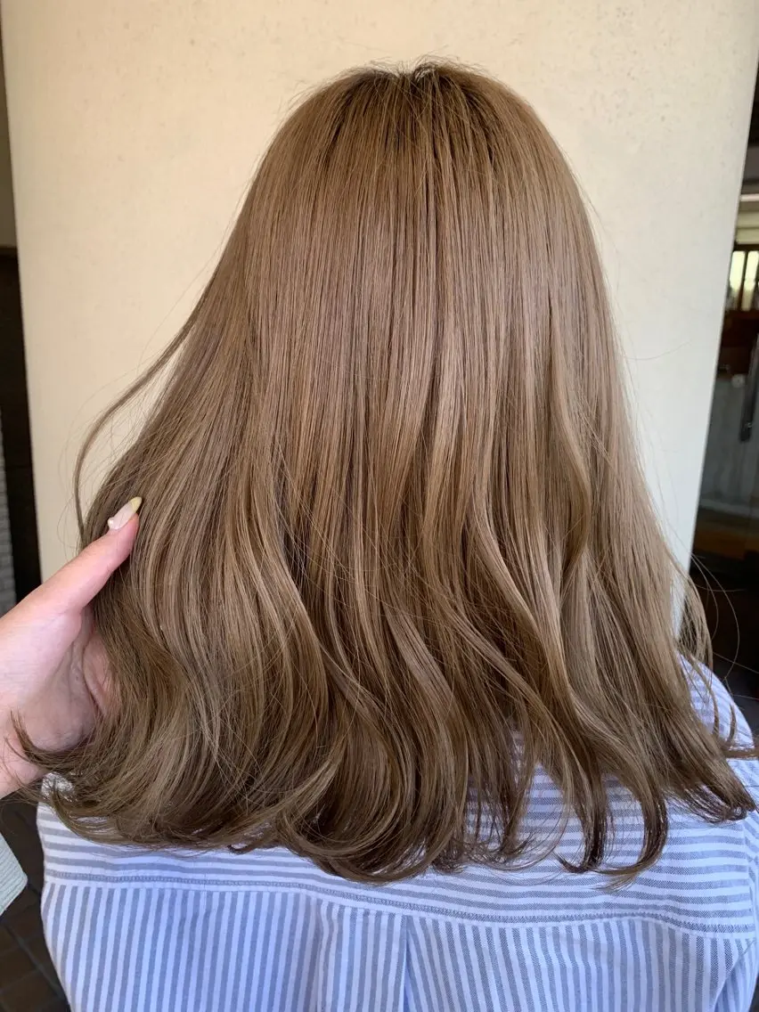 ミディアム カラー ベージュカラー カット ヘアカラー トリートメント regalo Acari🍎のヘアスタイル