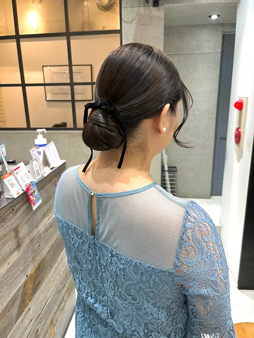 セミロング ヘアアレンジ お団子ヘア 結婚式・ブライダル ヘアセット 🌈外国風ハイライト こうたろうのヘアスタイル