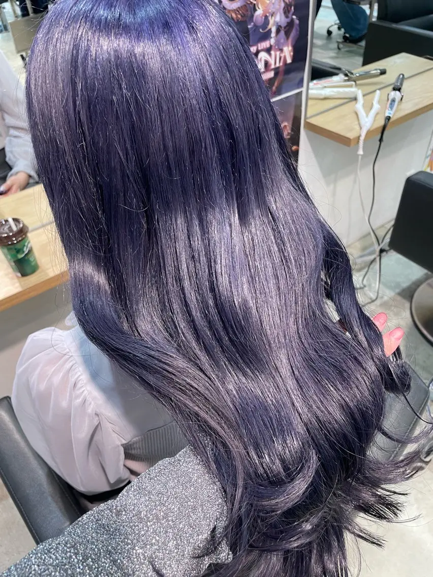 セミロング カラー ブリーチ ネイビーカラー ヘアカラー トリートメント インナーカラー 推し ブリーチ 髪質改善のヘアスタイル