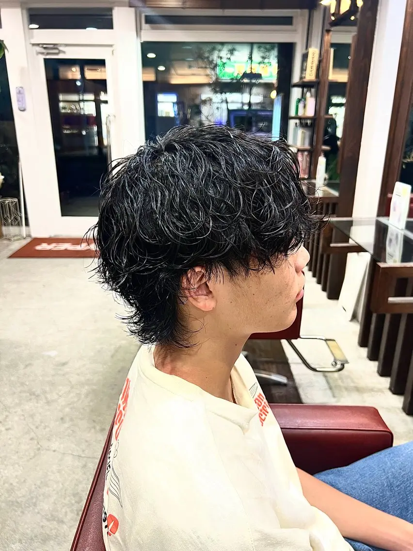 ミディアム パーマ メンズ ミディアムパーマ メンズパーマ 波巻きパーマ スパイラルパーマ カット パーマ 湘南のパーマ職人 🔥清水琉葵🔥のヘアスタイル