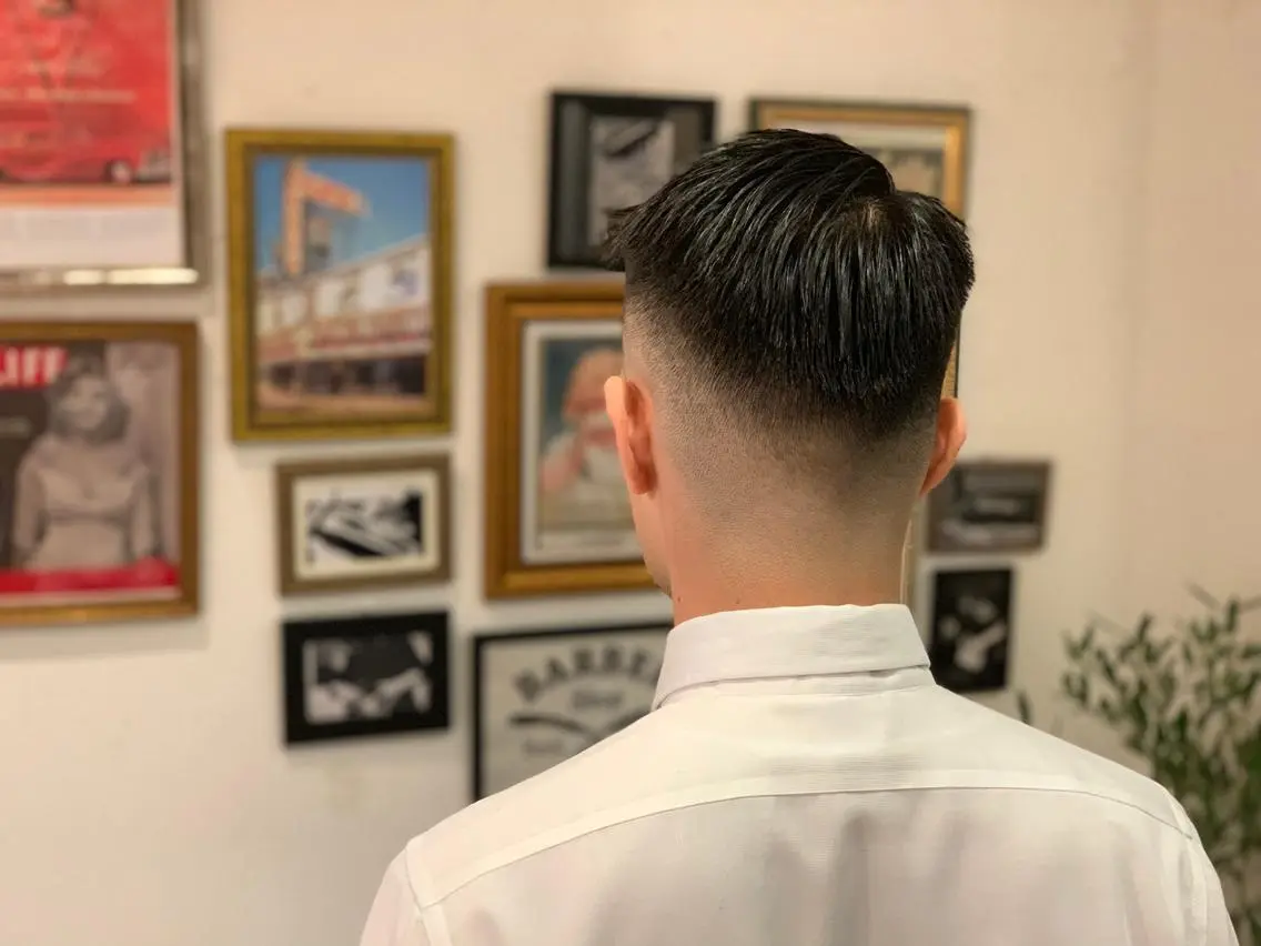 ショート カラー パーマ メンズ フェードカット 濡れパン スキンフェード 石鳶 勝のヘアスタイル