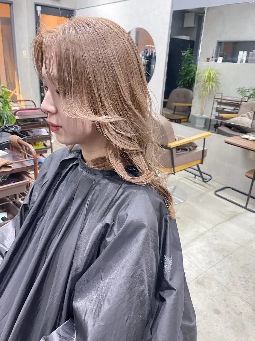 セミロング カラー ベージュカラー ミルクティーベージュ 顔周りカット AiM 大名　似合わせカットのヘアスタイル