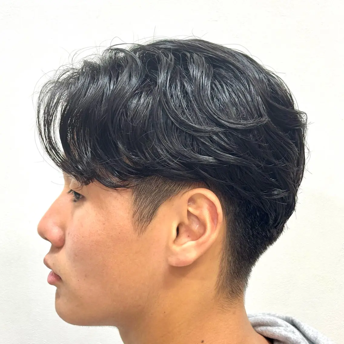 ミディアム パーマ メンズ ミディアムパーマ フェザーパーマ メンズパーマ ツーブロック 刈り上げ 💈Hisa ／ 理容師💈のヘアスタイル