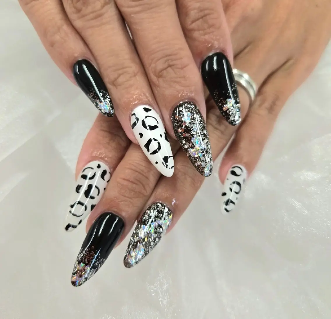 ネイル アニマル柄 ホワイト 冬ネイル Nail 🌱TSUBASAのネイルデザイン