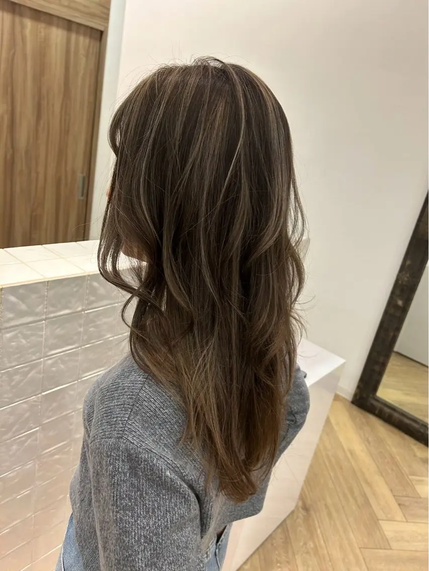 セミロング 🫧✨️‪榎宮秀 透明感 ハイトーンのヘアスタイル