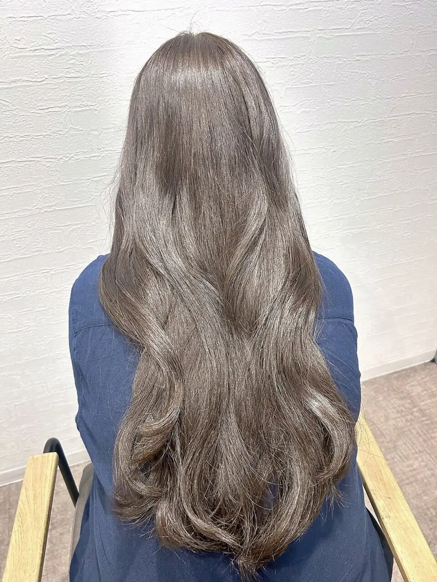 ロング カラー ベージュカラー 透明感カラー シアーベージュ ロング ヘアカラー karen 髪質改善のヘアスタイル