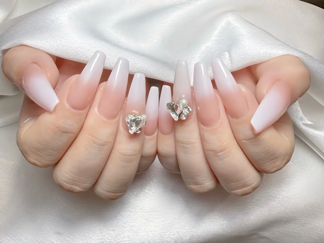 ネイル オーロラネイル チークネイル 桜ネイル クリアネイル ドット ハンドネイル Rin Nail 新大久保店のネイルデザイン