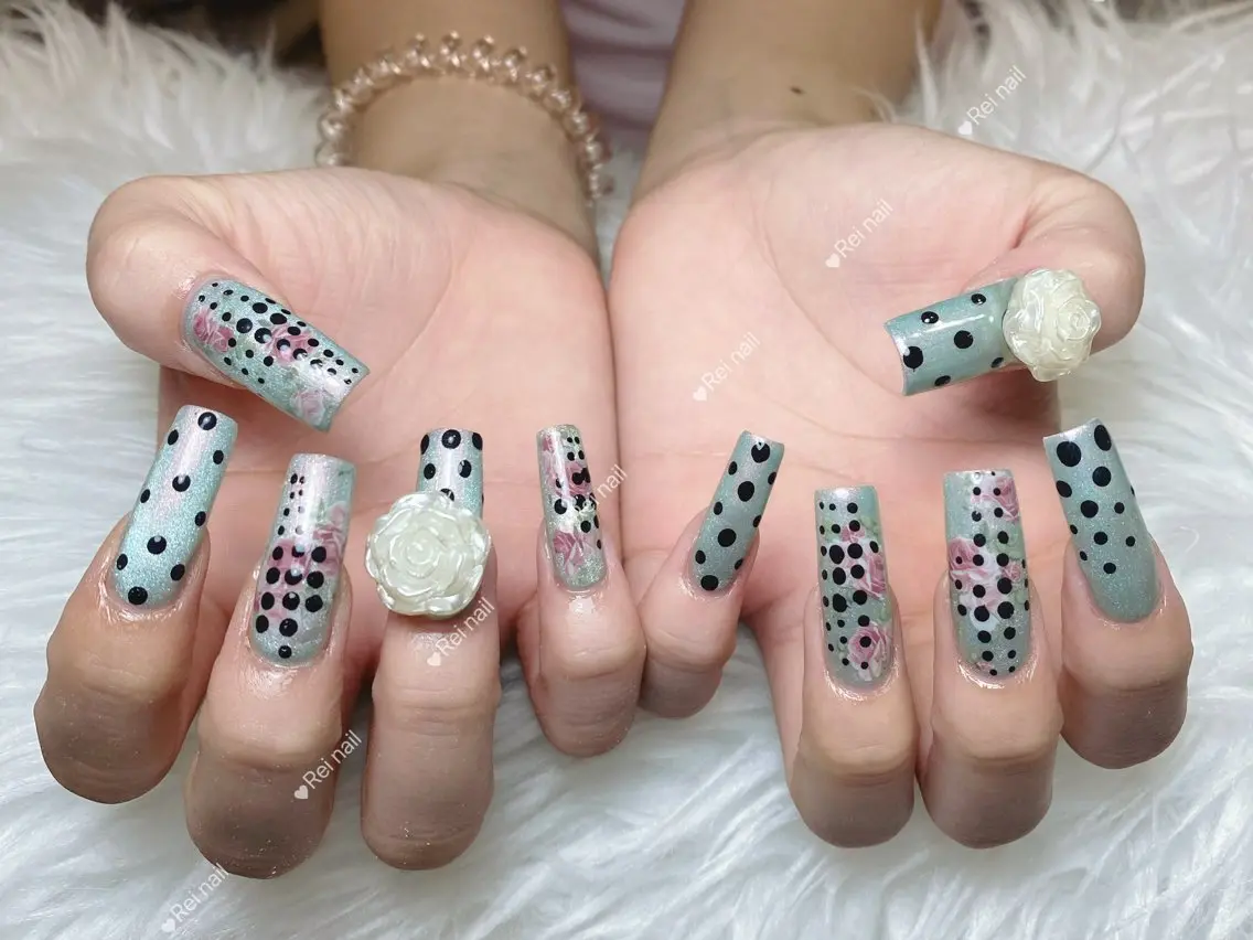 ネイル オーロラネイル ブラウン フラッシュネイル フラワーネイル ホログラムネイル ハンドネイル ハンドケア Rei _Nail 新宿のネイルデザイン