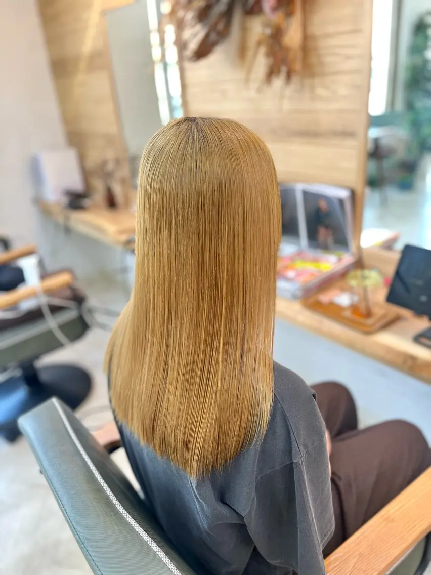 セミロング カラー ブロンド ヘアカラー 佐藤 美聡のヘアスタイル