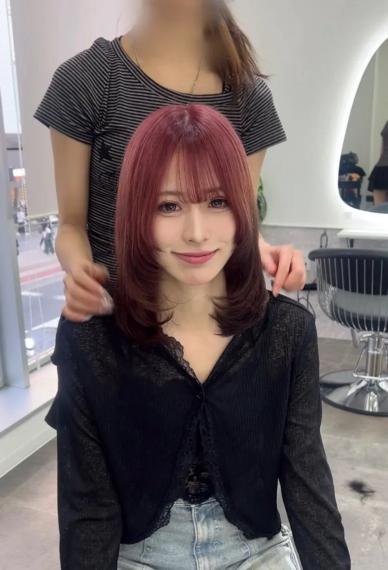 セミロング ヘアカラー ✩limit まなか 【艶髪/ハイトーン】のヘアスタイル