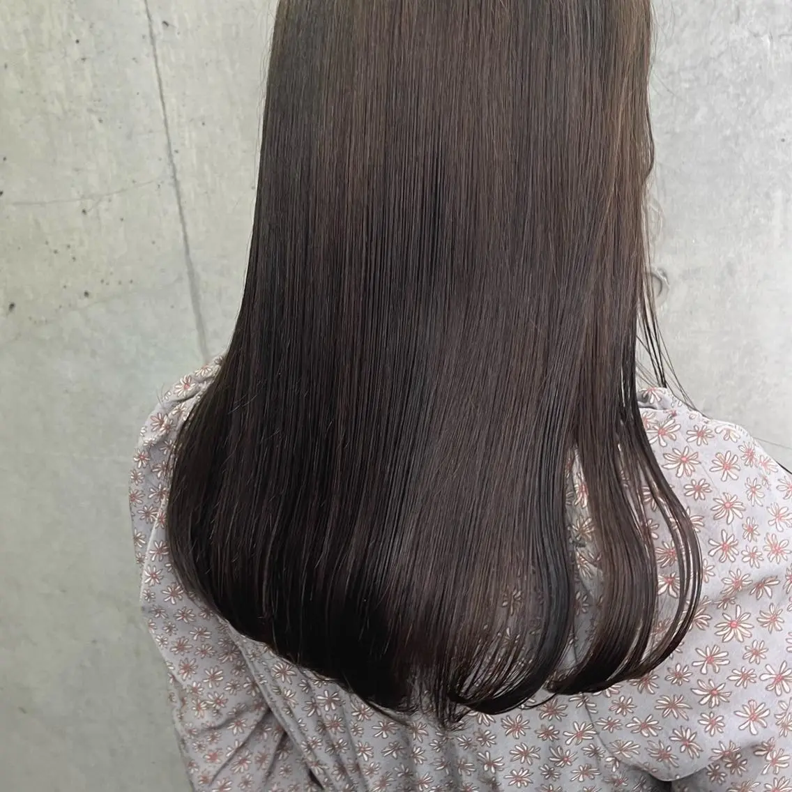 セミロング カラー アッシュ アッシュブラウン ブラウンカラー グレージュ オリーブブラウン カット ヘアカラー トリートメント ヘッドスパ ヘアセット カジュアルを女っぽく 𝗮𝘆𝗮𝗰𝗼のヘアスタイル
