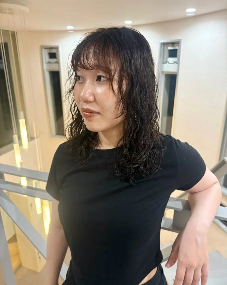セミロング パーマ 菊川 愛莉のヘアスタイル
