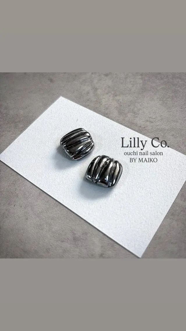 ネイル シルバー ハンドネイル ハンドケア Lilly Co.のネイルデザイン