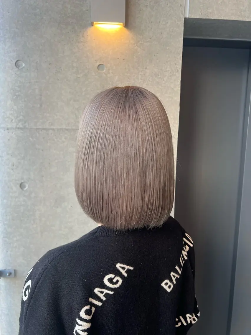 ショート カラー ブリーチ ハイトーンカラー シルバー エクステ ヘアカラー 吉野 瑳桜のヘアスタイル