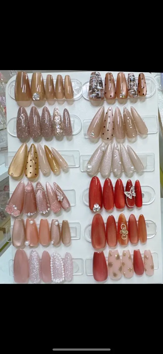 ネイル ボルドー チークネイル ドット 長さ出し フレンチネイル Queeens nailのネイルデザイン