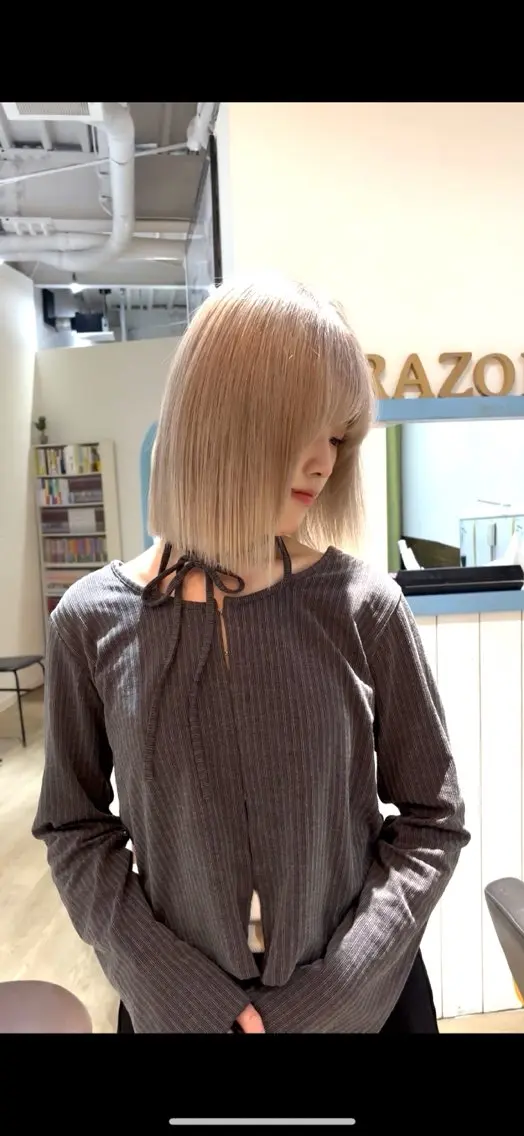 ミディアム カラー ベージュカラー 透明感カラー ハイトーンカラー カット ヘアカラー いなおか かなとのヘアスタイル