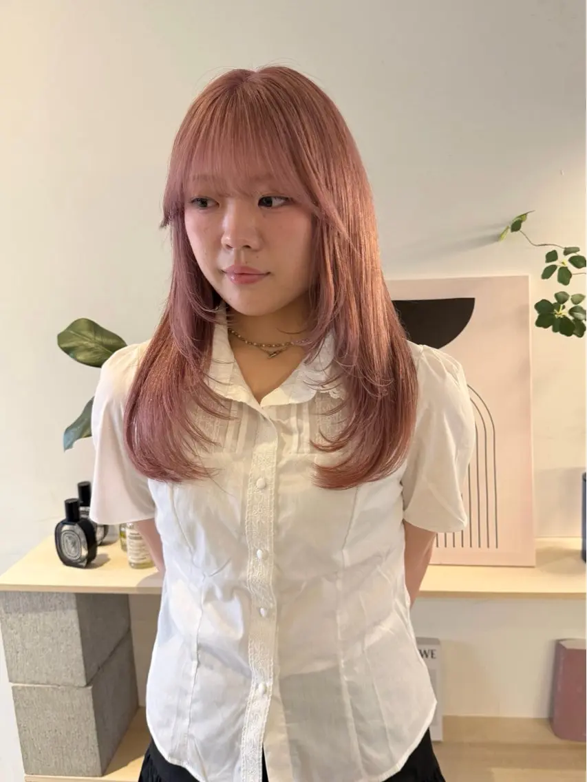 セミロング カラー ベージュカラー ブリーチ ブロンド ケアブリーチ ハイトーンカラー カット ヘアカラー トリートメント MIU/ルーツカラー 顔まわりレイヤーのヘアスタイル