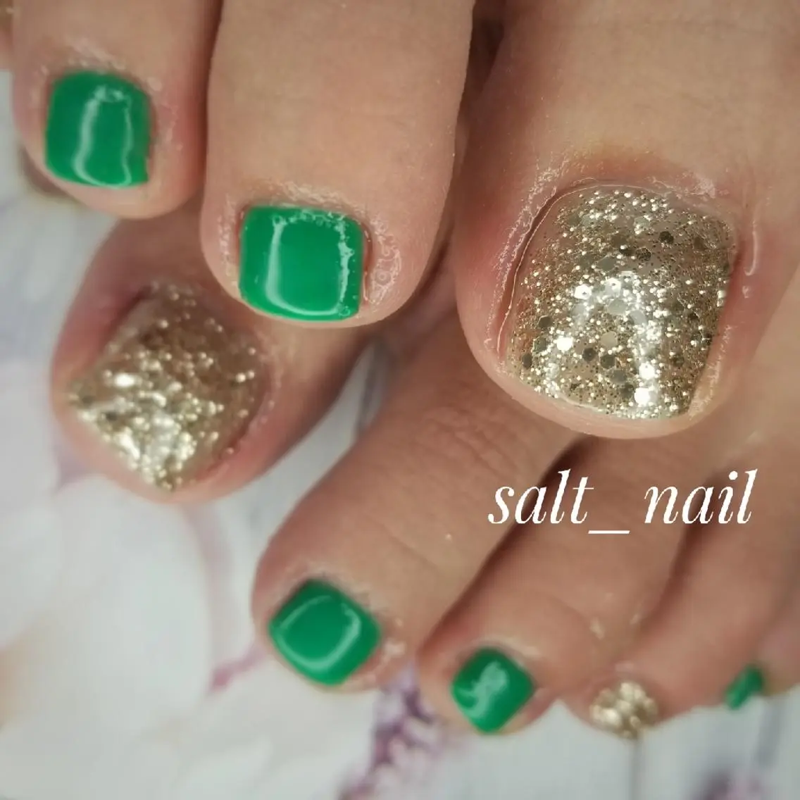 ネイル グリーン ラメ(グリッター) ワンカラーネイル フットネイル 個人サロン saltnailのネイルデザイン