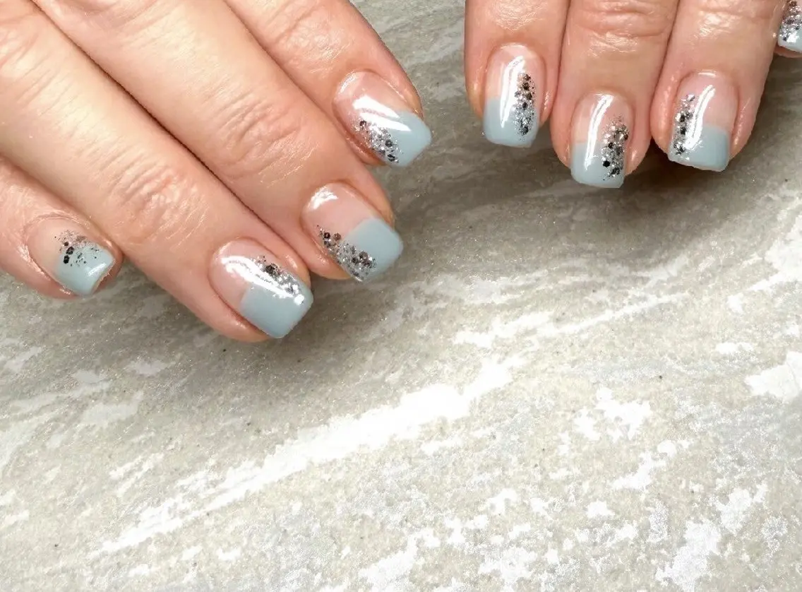 ネイル ブルー ホログラムネイル ラメ(グリッター) オフィスネイル シルバー ハンドネイル JULIE NAILのネイルデザイン
