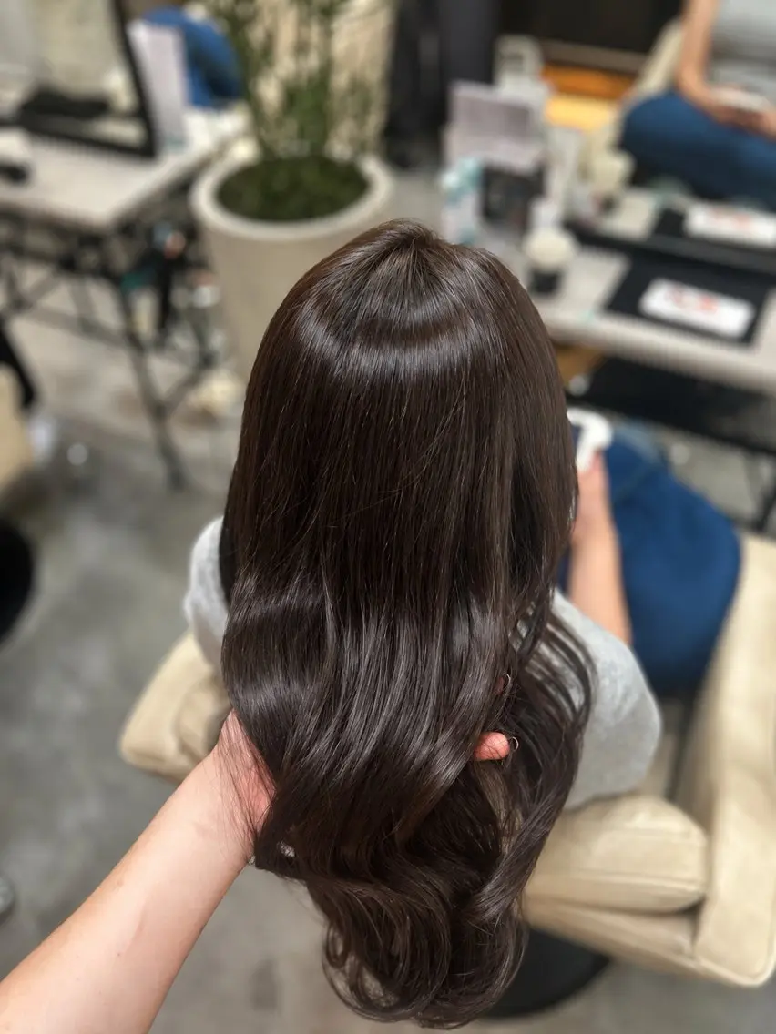 ロング カラー ベージュカラー オリーブベージュ ヘアカラー トリートメント 羽成 優衣菜のヘアスタイル
