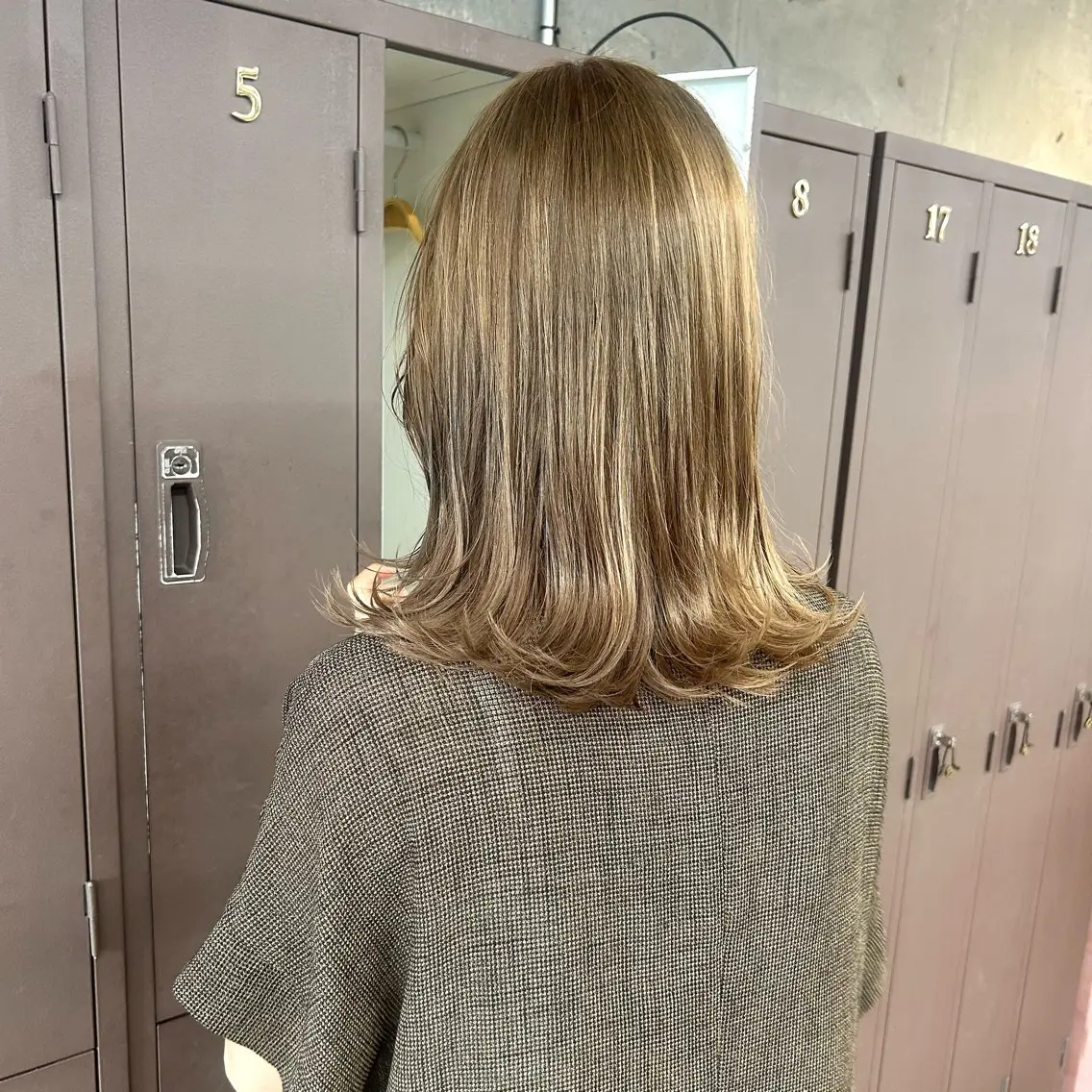 ミディアム カラー ベージュカラー ブラウンカラー 透明感カラー ヘーゼル ハイトーンカラー ヘアカラー 伊藤ほのか/柔らかパ ーマ/酸性ストレートのヘアスタイル