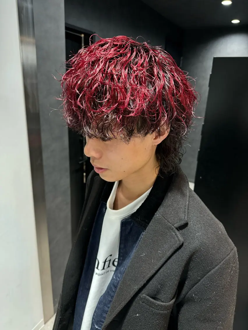 ショート カラー パーマ ヘアアレンジ メンズ メンズブリーチ センターパート メンズハイライト メンズハイトーン マッシュ カット ヘアカラー パーマ トリートメント ヘッドスパ ヘアセット スパイキー/フェザー /波巻き/かいとのヘアスタイル