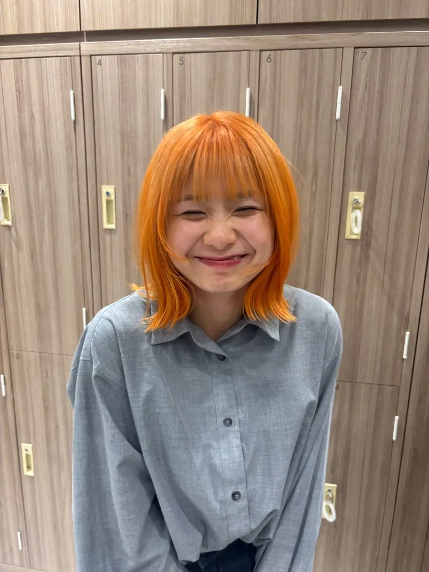 ミディアム カラー ブリーチ オレンジ カット ヘアカラー 根本 弥英のヘアスタイル